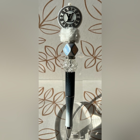 Round Circle Beaded Pen - Black and White - Handmade - Picture 4 of 8